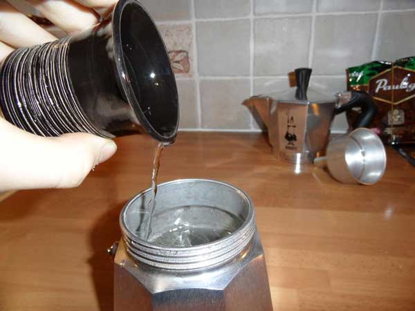 how make coffe moka pot step one toptarin - راهنمای خرید یک قهوه ساز خوب