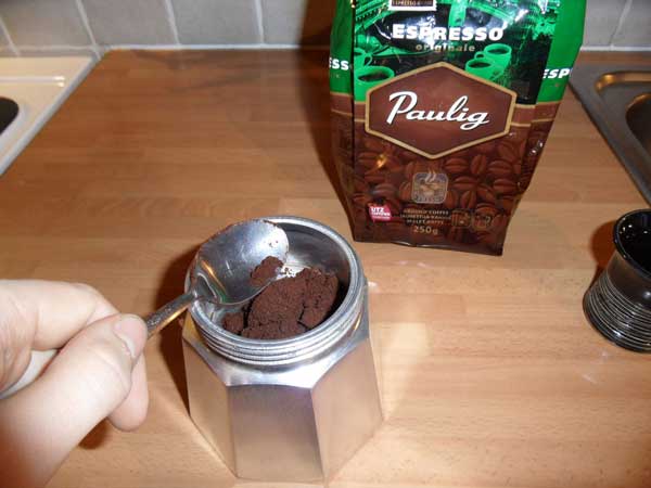 how make coffe moka pot step two toptarin - راهنمای خرید یک قهوه ساز خوب
