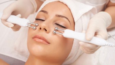بهترین دستگاه جوانسازی پوست کدام است؟ راهنمای خرید دستگاه میکروکارنت و جوانسازی پوست صورت