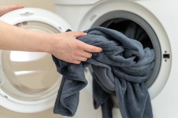 ماشین لباسشویی یا شستن دستی: کدام بهتر است؟